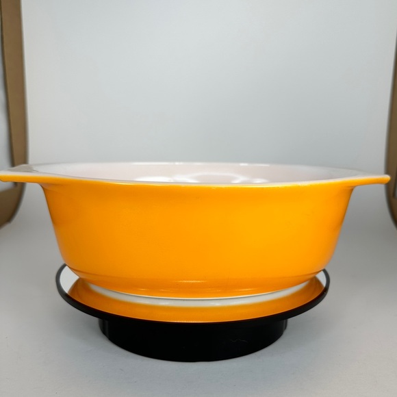 Vintage Pyrex Orange Oval 043 1.5 Quart with Cinderella handles. - Picture 3 of 7